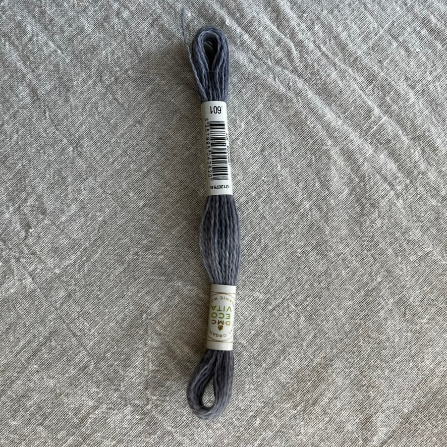 Broderigarn af økologisk uld, dueblå - Dear Atelier