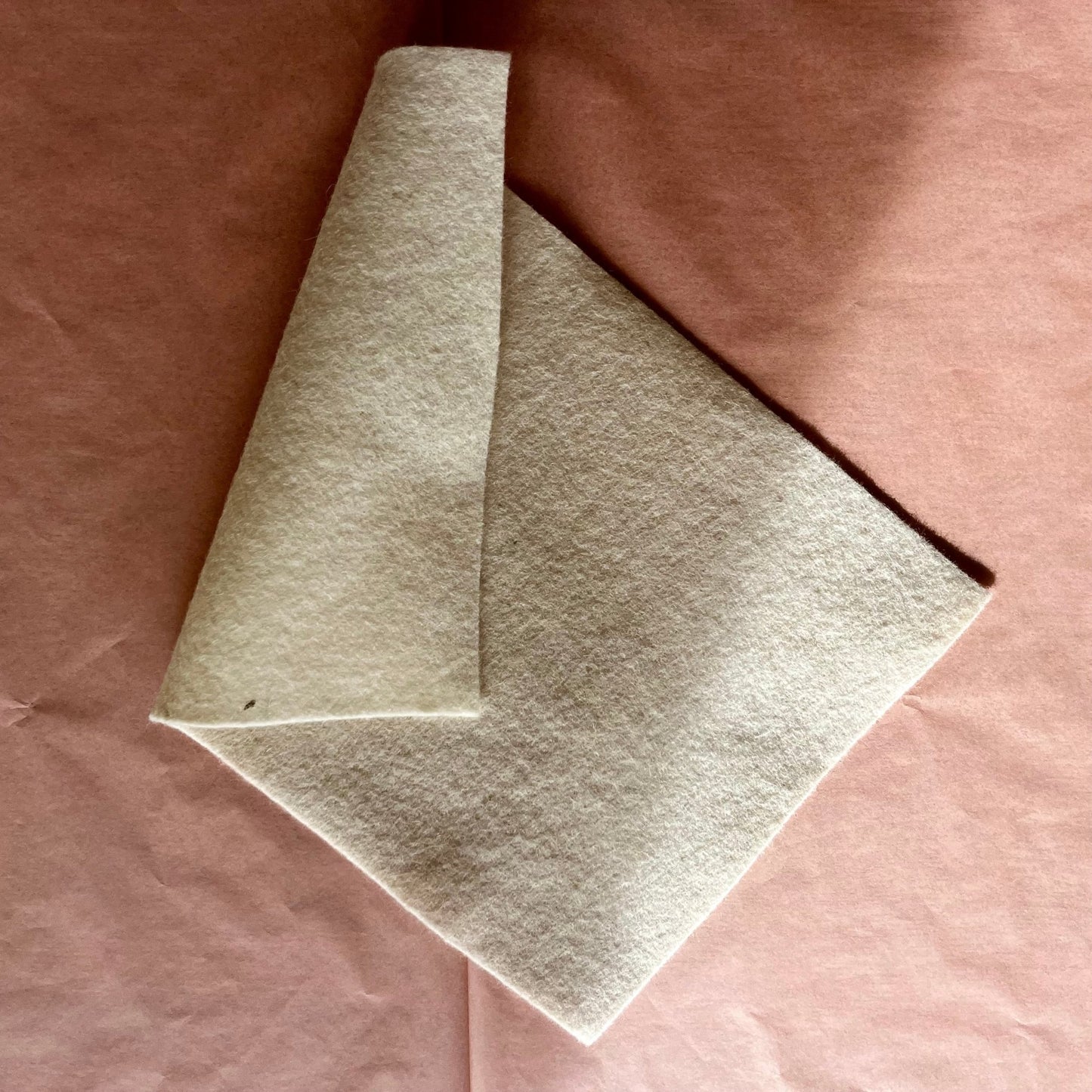 Filtet uld i ark/plade, ufarvet økologisk uld - Dear Atelier