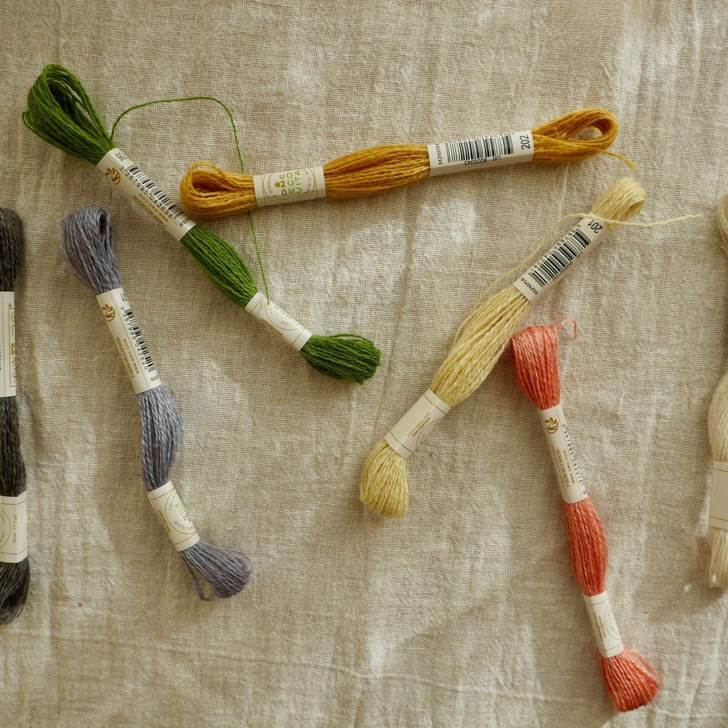 Broderigarn af økologisk uld, korallyserød - Dear Atelier